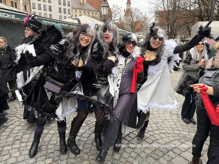 Zuschauer beim Tanz der Marktweiber auf dem Viktualienmarkt 17.02.2026 (&copy;Foto. Martin Schmitz)